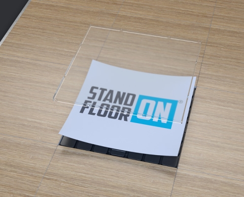 Stand-On verhoogde beursvloer met transparante afdekplaat en verwisselbare print Stand-On verhoogde beursvloer met transparante afdekplaat en verwisselbare print