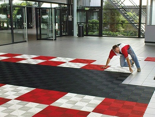 De Swissdeck evenemtentvloer is zeer gemakkelijk en snel te leggen zonder gereedschap De Swissdeck evenemtentvloer is zeer gemakkelijk en snel te leggen zonder gereedschap