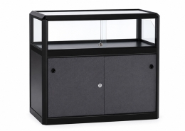 Compacte zwarte toonbankvitrine voor het presenteren van kleine producten en demonstraties.